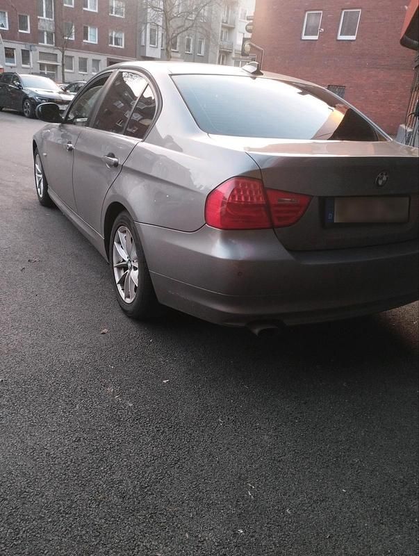 Gebraucht BMW 318 143 PS (105 kW) 2010 Silber Limousine