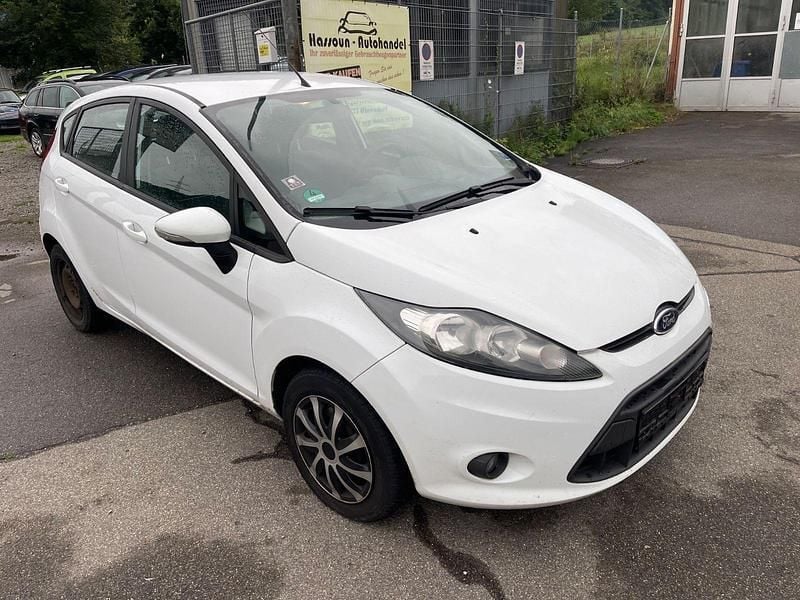 Weiß Gebraucht 2012 Ford Fiesta Champions Edition Kleinwagen | 2.250 € (Guter Preis) - Bild 1/4