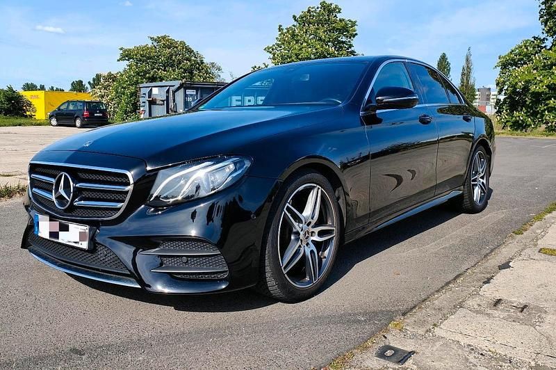 Schwarz Gebraucht 2017 Mercedes E220 AMG Limousine | 20.000 € (Superpreis) - Bild 1/4