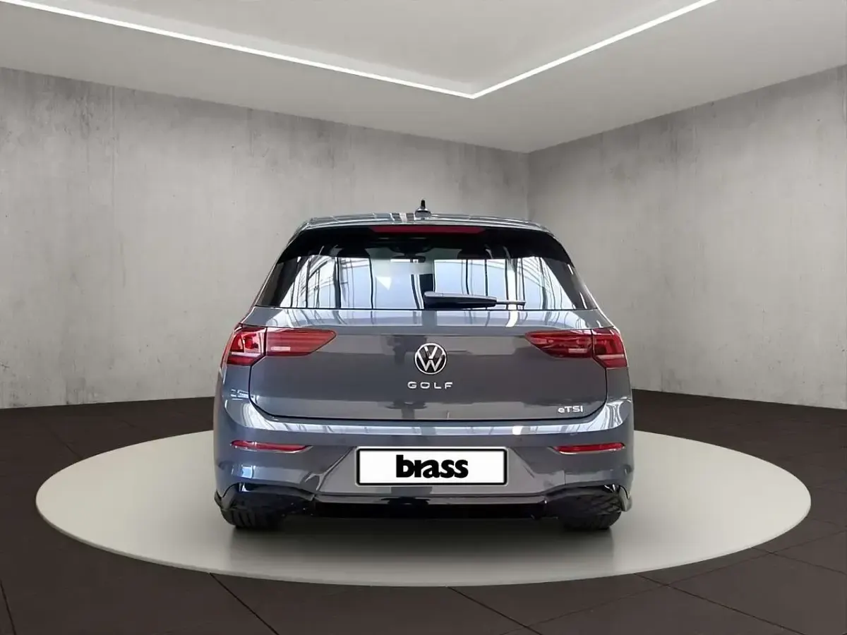 Neu VW Golf VIII R-line 150 PS (110 kW) 2026 Delfingrau metallic Limousine
