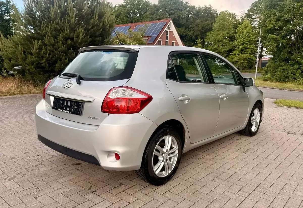 Gebraucht Toyota Auris 99 PS (72 kW) 2012 Silber Kleinwagen