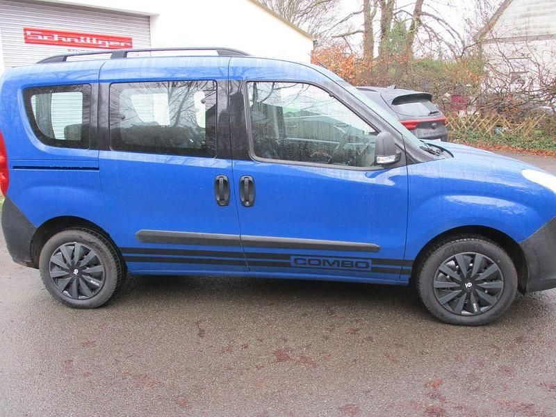 Gebraucht Opel Combo Edition 95 PS (69 kW) 2018 Himmelblau Van / Kleinbus