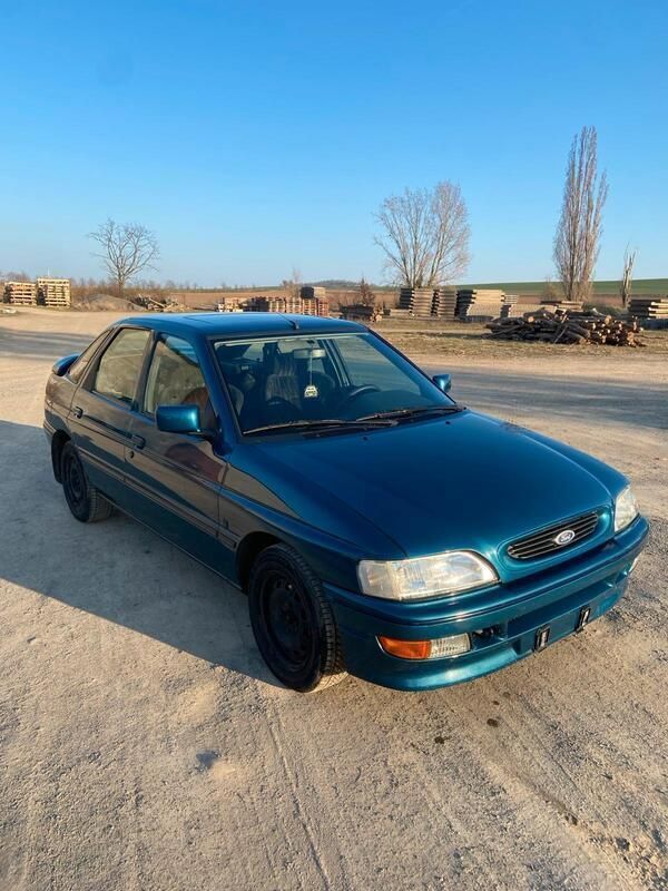 Grün Gebraucht 1994 Ford Escort Limousine | 2.300 € - Bild 1/4