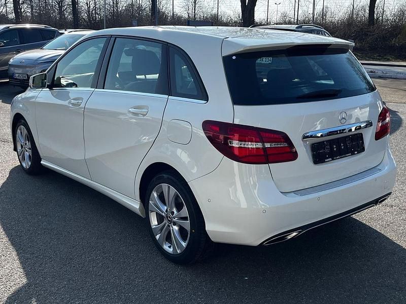 Gebraucht Mercedes B200 156 PS (114 kW) 2017 Weiß Van / Kleinbus