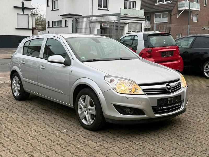 Argon silber/ice silver (m2) Gebraucht 2009 Opel Astra Edition Limousine | 3.450 € (Etwas zu teuer) - Bild 1/4