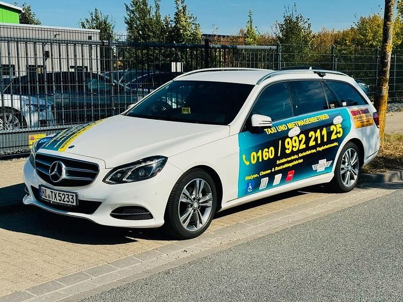 Weiß Gebraucht 2015 Mercedes E220 Limousine | 22.990 € - Bild 1/4