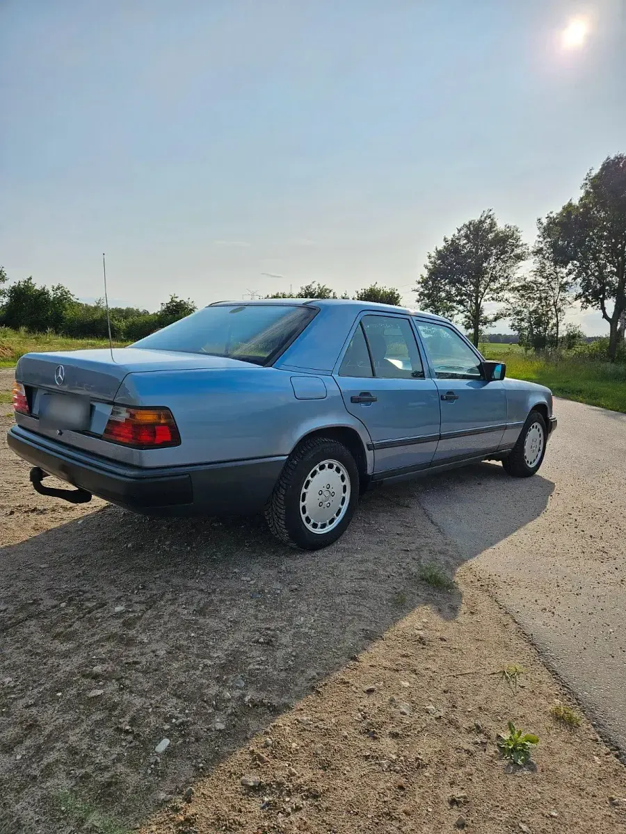 Gebraucht Mercedes 300 109 PS (80 kW) 1987 Blau Limousine