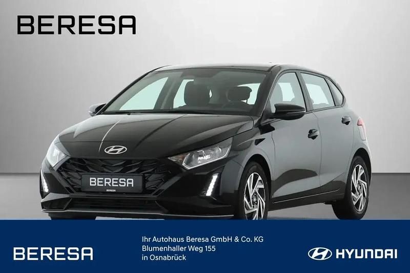 Phantom black / met Neu 2025 Hyundai i20 Trend Limousine | 18.580 € (Superpreis) - Bild 1/1