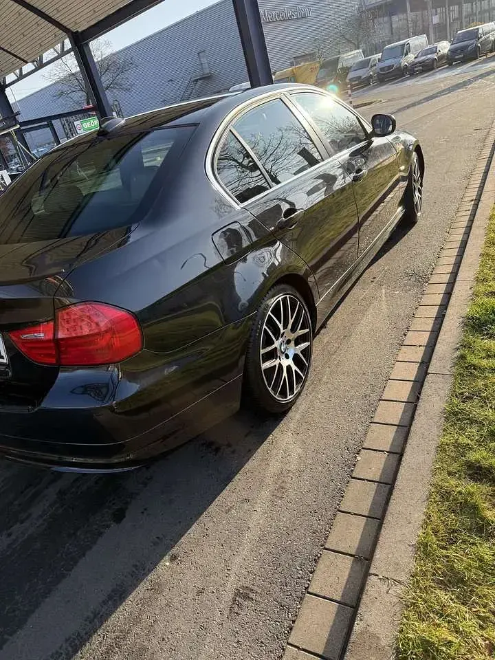 Gebraucht BMW 318 Exclusive 143 PS (105 kW) 2011 Limousine