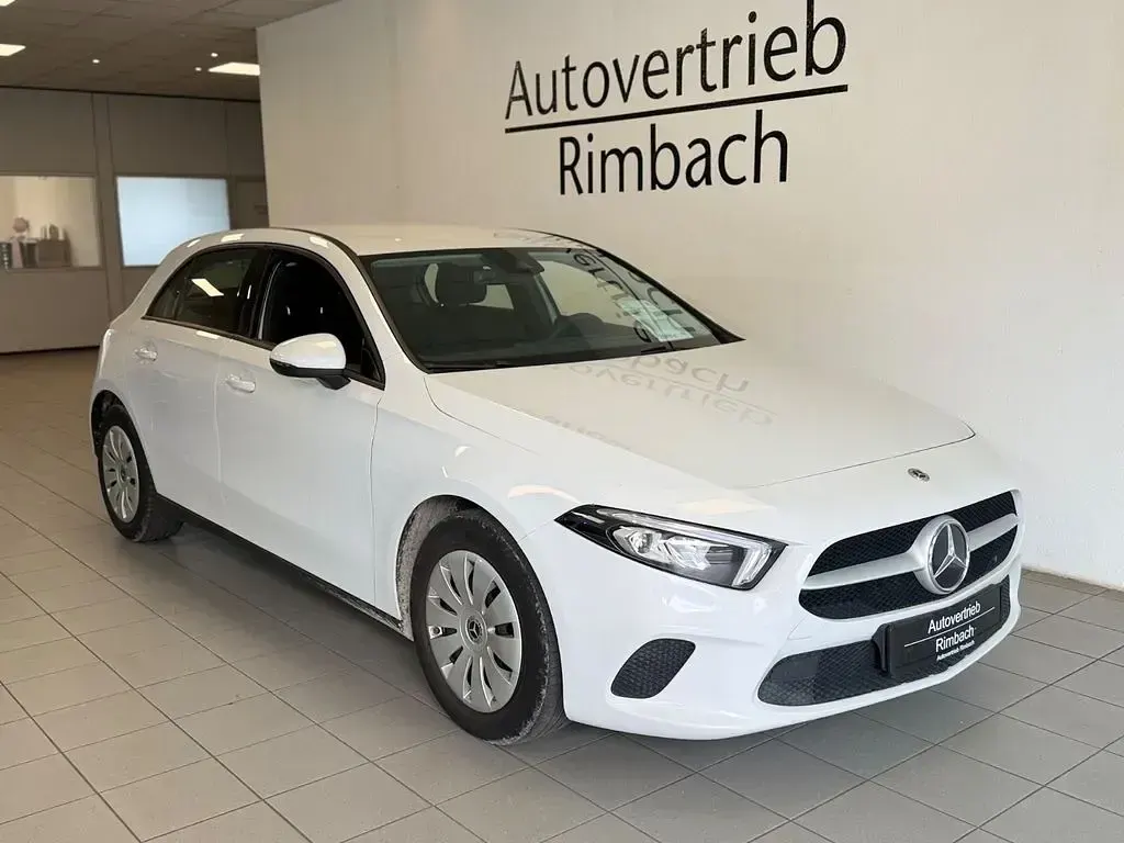 Gebraucht Mercedes A180 136 PS (100 kW) 2022 Weiß Limousine