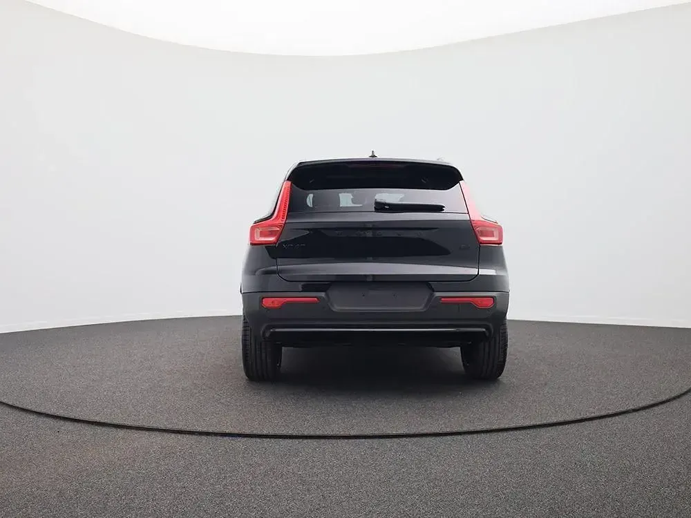 Nowe Volvo XC40 Plus 197 KM (144 kW) 2026 Czarny SUV