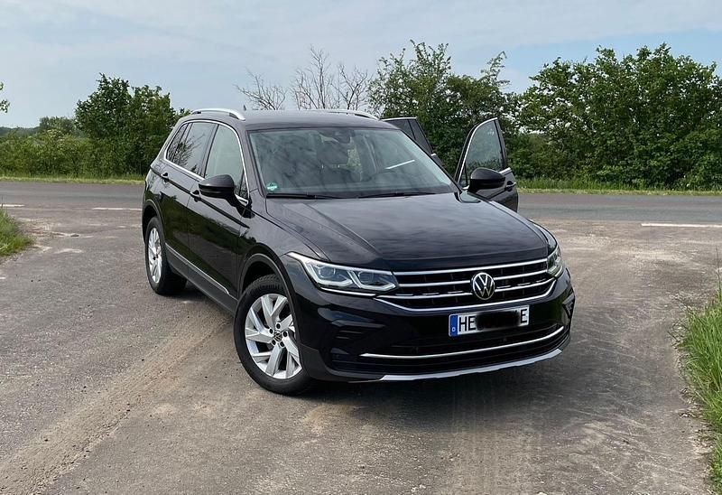 Schwarz Gebraucht 2022 VW Tiguan Elegance SUV | 26.900 € (Superpreis) - Bild 1/4