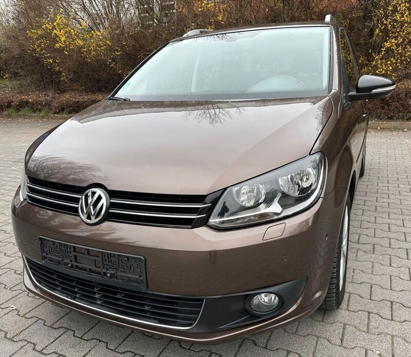 Braun Gebraucht 2011 VW Touran Style Van / Kleinbus | 10.900 € (Teuer) - Bild 1/4