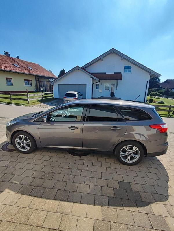 Gebraucht Ford Focus SYNC Edition 125 PS (91 kW) 2013 Braun Kombi