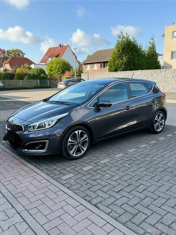 Grau Gebraucht 2016 Kia Ceed GT GT-Line Limousine | 8.990 € (Fairer Preis) - Bild 1/4