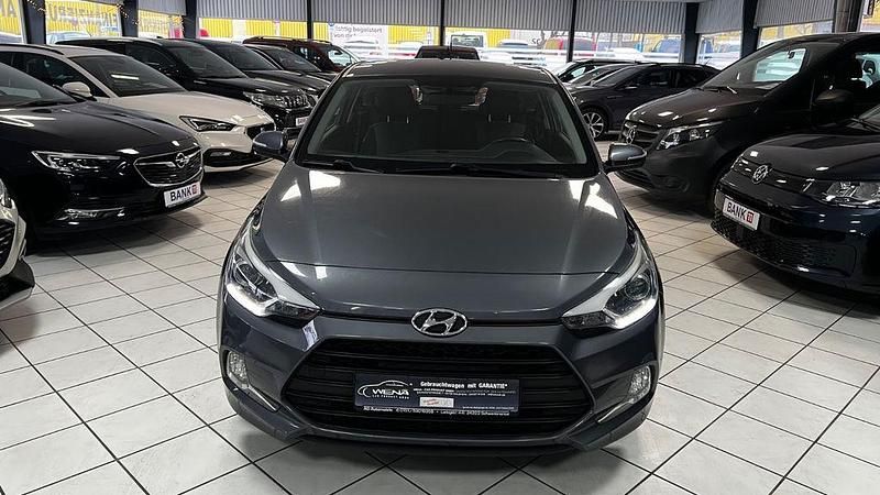 Gebraucht Hyundai i20 Style 84 PS (61 kW) 2017 Grau Kleinwagen