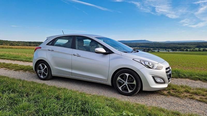 Gebraucht Hyundai i30 Trend 110 PS (80 kW) 2015 Silber Limousine