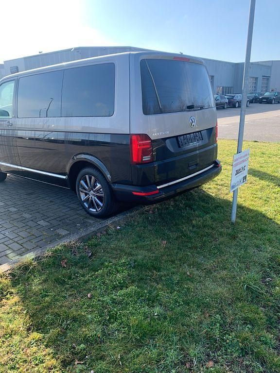 Second-hand VW Multivan 354 CP (260 kW) 2022 Verde Monovolum