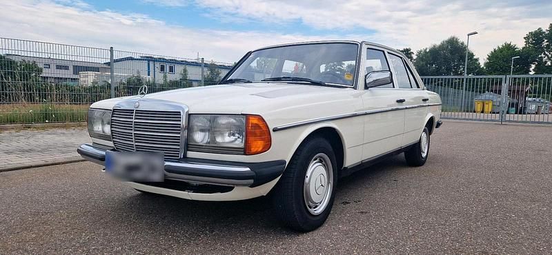 Używany Mercedes E230 136 KM (100 kW) 1983 Biały Sedan/Limuzyna