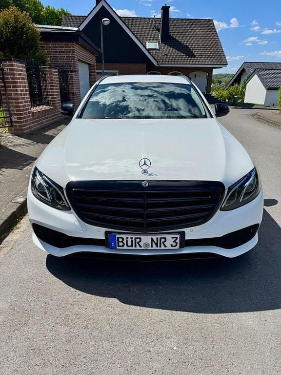 Weiß Gebraucht 2017 Mercedes E220 Night Kombi | 18.095 € (Fairer Preis) - Bild 1/4