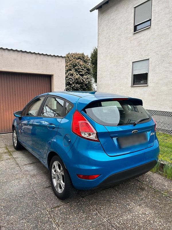 Gebraucht Ford Fiesta 80 PS (58 kW) 2014 Blau Kleinwagen