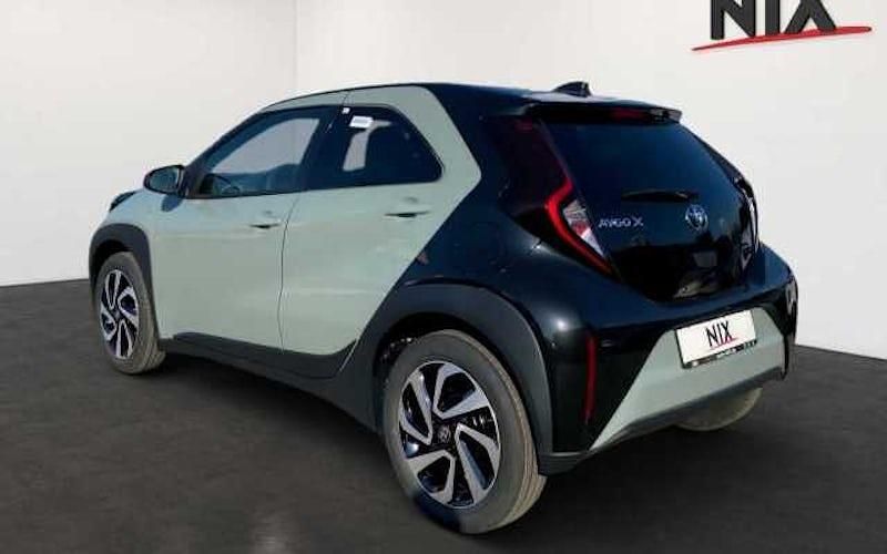 Neu Toyota Aygo X Team 72 PS (52 kW) 2025 Grün SUV
