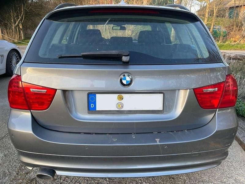 Gebraucht BMW 320 177 PS (130 kW) 2010 Silber Kombi