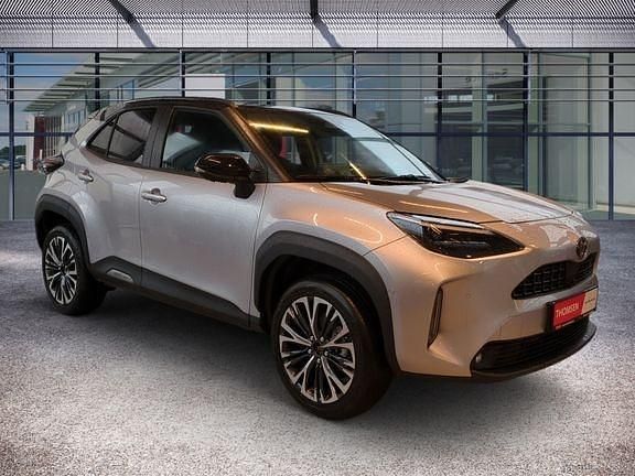 Gebraucht Toyota Yaris Hybrid Advance 130 PS (95 kW) 2024 Shimmering silver metallic / dach schwarz