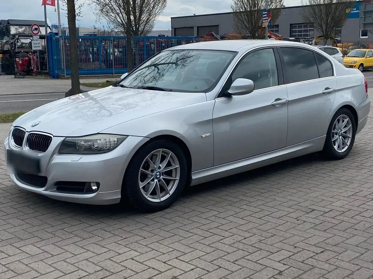 Gebraucht BMW 325 218 PS (160 kW) 2011 Grau Limousine