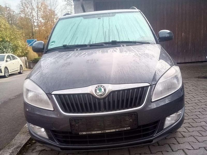 Grau Gebraucht 2012 Skoda Fabia Kleinwagen | 2.700 € (Superpreis) - Bild 1/4