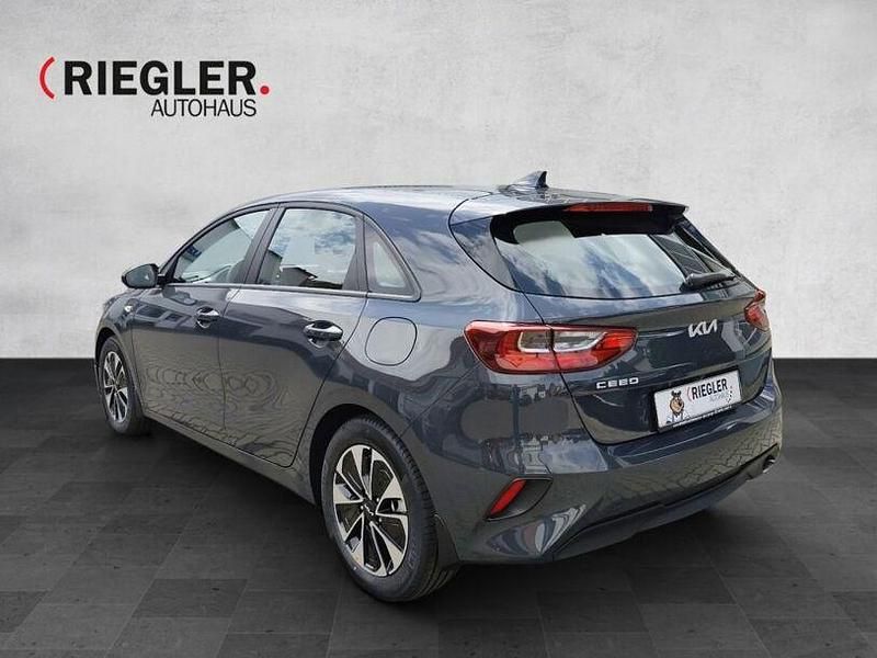 Neu Kia Ceed Vision 101 PS (74 kW) 2025 Grau Kleinwagen