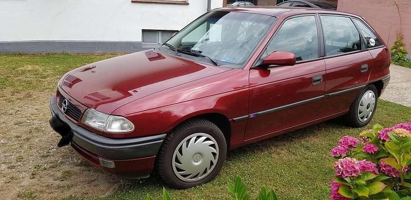 Rot Gebraucht 1996 Opel Astra Limousine | 1.000 € (Guter Preis) - Bild 1/2