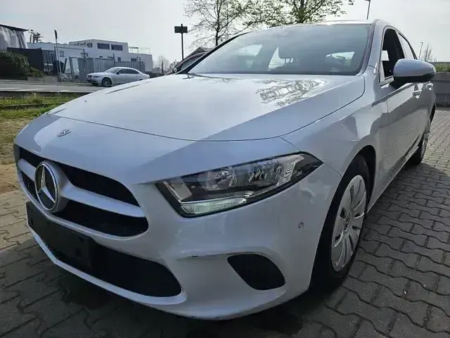 Gebraucht Mercedes A160 Edition 110 PS (80 kW) 2021 Weiss Limousine