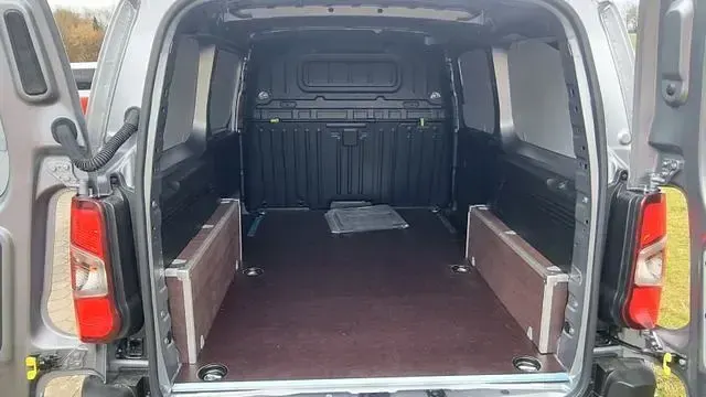 Neu Fiat Doblò 131 PS (96 kW) 2026 Grau Van / Kleinbus