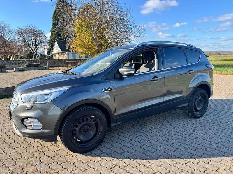 Gebraucht Ford Kuga Trend 120 PS (88 kW) 2018 Grau SUV