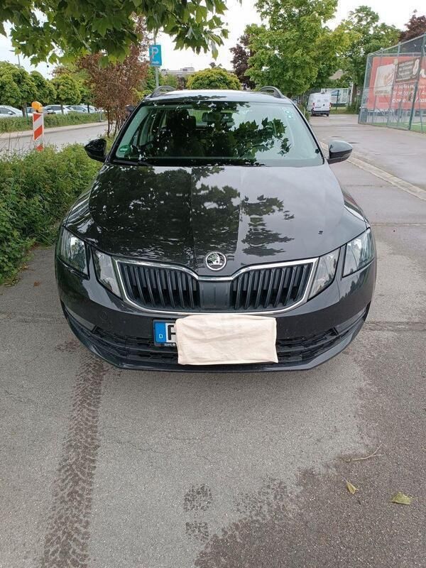 Schwarz Gebraucht 2020 Skoda Octavia Ambition Kombi | 14.990 € (Guter Preis) - Bild 1/4