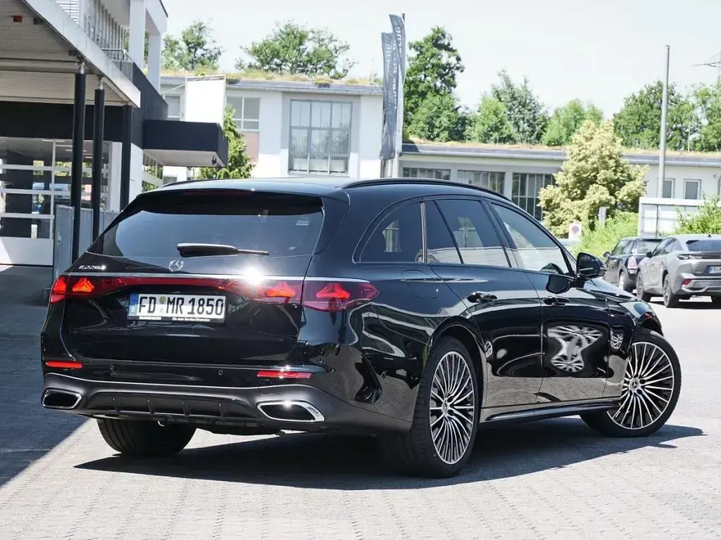 Gebraucht Mercedes E220 AMG 197 PS (144 kW) 2026 Schwarz Kombi