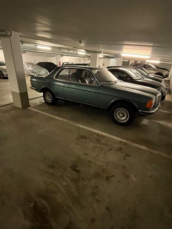 Gebraucht Mercedes 230 136 PS (100 kW) 1981 Schwarz Coupé