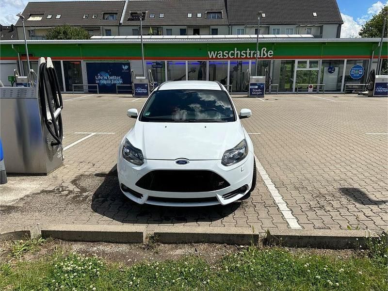 Weiß Gebraucht 2013 Ford Focus ST Kombi | 9.999 € (Fairer Preis) - Bild 1/4