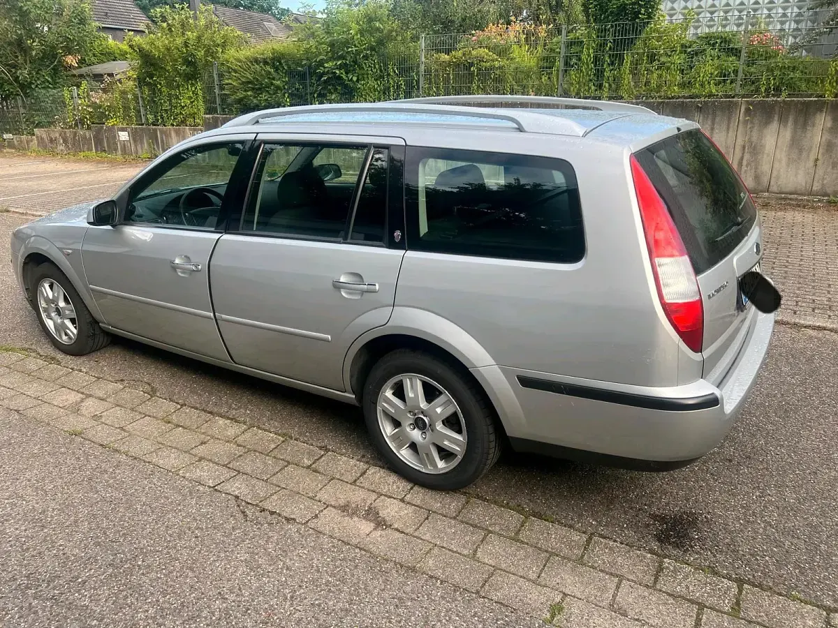 Gebraucht Ford Mondeo Ghia 125 PS (91 kW) 2003 Silber Kombi