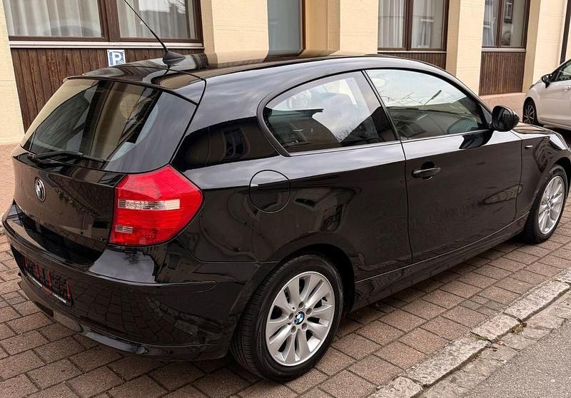 Gebraucht BMW 116 122 PS (89 kW) 2010 Schwarz Kleinwagen
