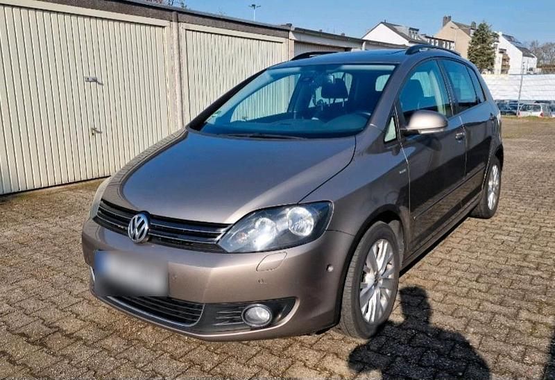 Gebraucht VW Golf VII Life 140 PS (102 kW) 2013 Gold Limousine