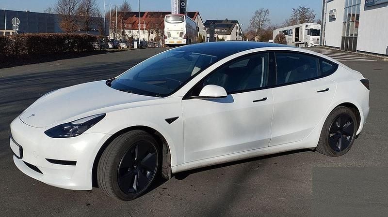Weiß Gebraucht 2022 Tesla Model 3 Standard Range Plus Limousine | 24.800 € (Superpreis) - Bild 1/4