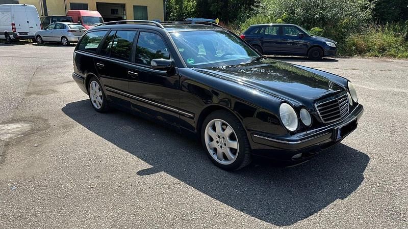 Schwarz Gebraucht 2000 Mercedes E280 Avantgarde Kombi | 2.999 € - Bild 1/4