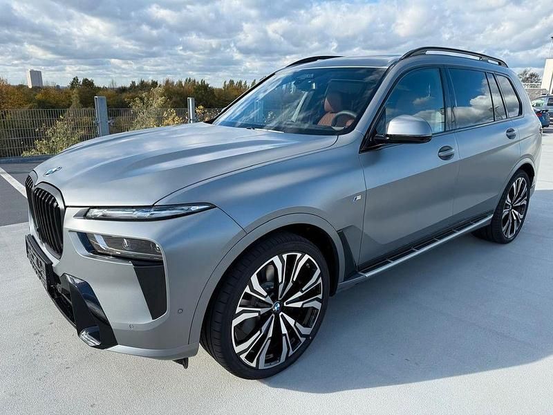 Grau Neu 2025 BMW X7 M Sport SUV | 133.875 € - Bild 1/4