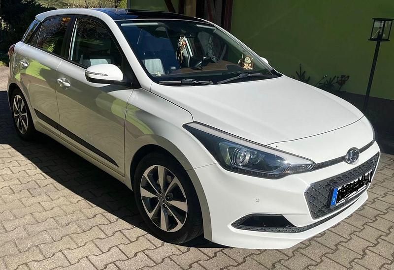 Gebraucht Hyundai i20 Trend 90 PS (66 kW) 2015 Weiß Kleinwagen