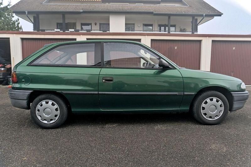 Grün Gebraucht 1997 Opel Astra Limousine | 690 € (Guter Preis) - Bild 1/4