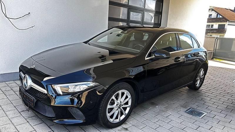 Schwarz Gebraucht 2018 Mercedes A180 Limousine | 19.800 € (Etwas zu teuer) - Bild 1/4