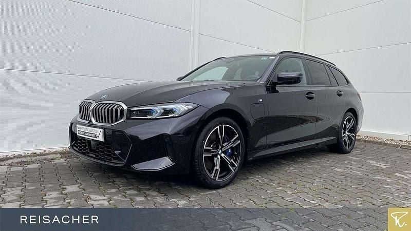 Saphirschwarz metallic Gebraucht 2025 BMW 330e Comfort Edition Kombi | 49.949 € (Fairer Preis) - Bild 1/4