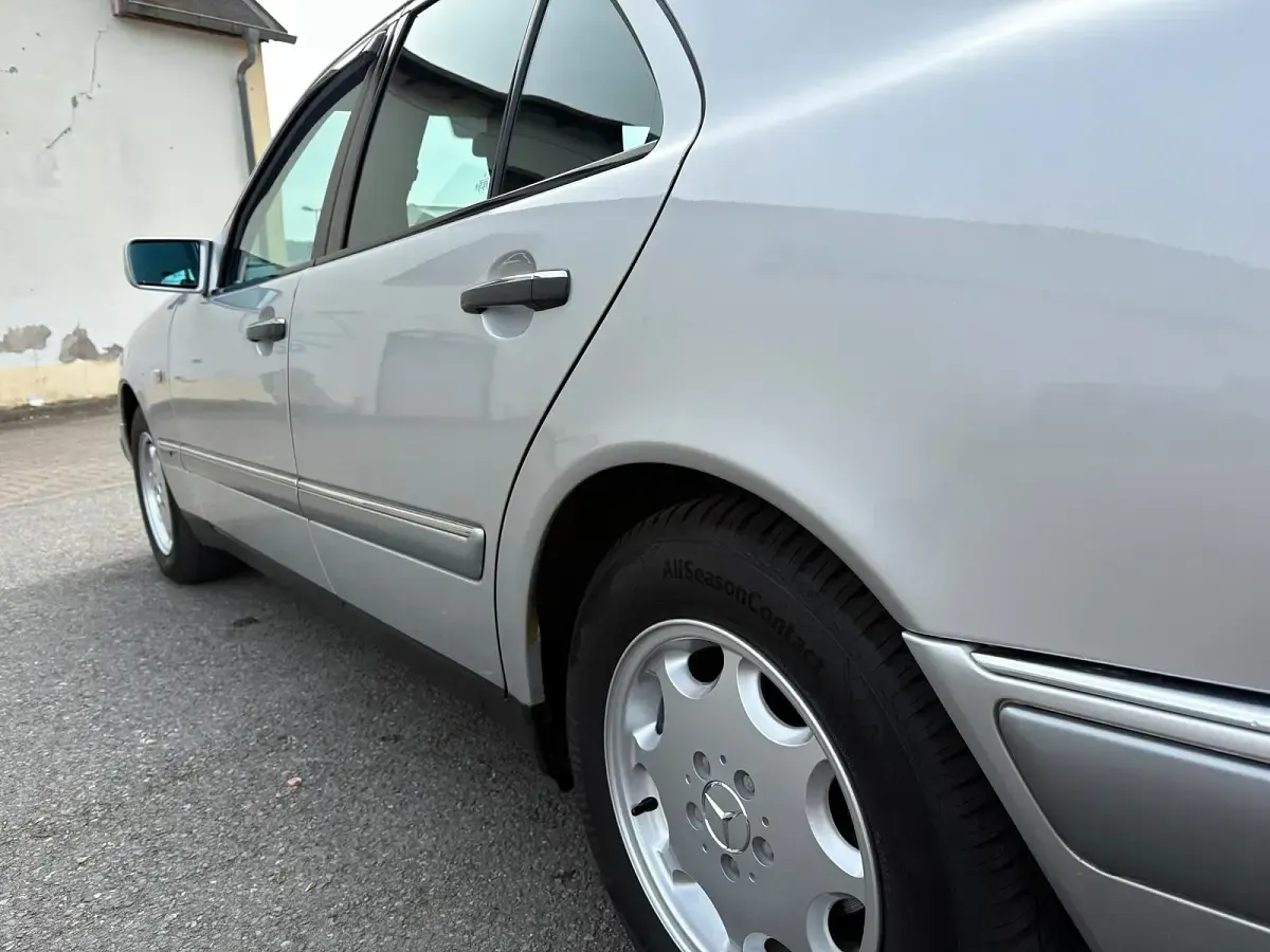 Gebraucht Mercedes E290 129 PS (94 kW) 1996 Silber Limousine
